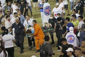 Tragedia en una cancha de fútbol: puertas cerradas, estampida humana y al menos 12 muertos