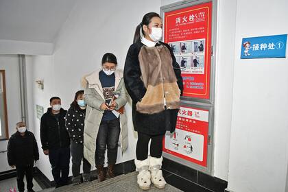 Las personas hacen cola para recibir vacunas contra el coronavirus en un centro de salud en Yantai, en la provincia de Shandong, en el este de China, el 5 de enero de 2021