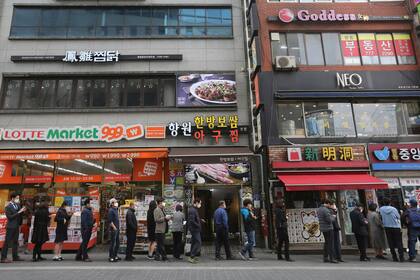 Las personas hacen fila en una farmacia en Seúl, la capital de Corea del Sur