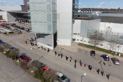 Las personas hacen fila para vacunarse contra el Covid-19 fuera del centro de exposiciones Stockhomsmassan convertido en un centro de vacunación en Estocolmo, Suecia, el 8 de abril de 2021
