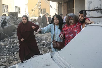 Las personas heridas son asistidas