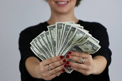 Las personas mayores de 65 años recibirán US$250 adicionales en todos los casos. (Canva)