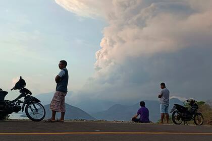 Las personas observan al volcán Lewotobi Laki Laki hacer erupción en la isla Flores.