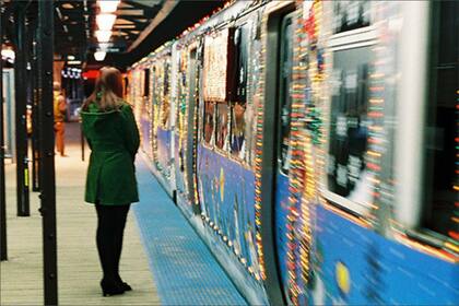 Las personas podrán tomarse una foto con Santa en el tren navideño en los horarios fijados por la CTA (Archivo)