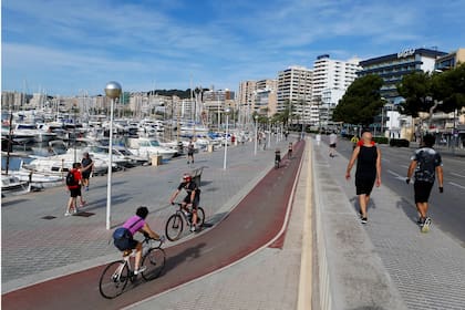 Las personas practican deportes en el paseo marítimo de Palma de Mallorca durante las horas en que se permite el ejercicio individual al aire libre, por primera vez desde que se anunció el cierre, en medio del brote de la enfermedad por coronavirus (COVID-19)