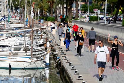 Las personas practican deportes en el paseo marítimo de Palma de Mallorca durante las horas en que se permite el ejercicio individual al aire libre, por primera vez desde que se anunció el cierre, en medio del brote de la enfermedad por coronavirus (COVID-19)