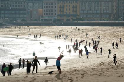 Las personas practican deportes en el paseo marítimo de Palma de Mallorca durante las horas en que se permite el ejercicio individual al aire libre, por primera vez desde que se anunció el cierre, en medio del brote de la enfermedad por coronavirus (COVID-19)