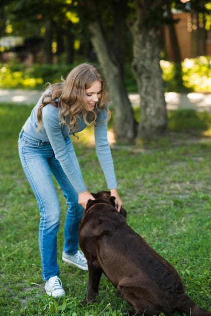 Las personas que acarician perros en la calle, en general, se destacan por su paciencia, empatía y facilidad para crear lazos afectivos profundos (Foto de carácter ilustrativa: Freepik)