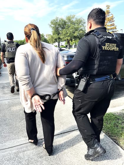 Las personas que cometieron delitos graves no podrán realizar el trámite para conseguir la ciudadanía estadounidense (Facebook/Uscis Español)