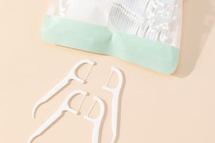 Las personas que dependen exclusivamente de los palillos suelen pasar por alto la importancia de una técnica adecuada de limpieza. Foto: Pinterest/Canva.