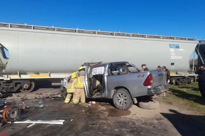 Un grupo de amigos chocó contra un tren de carga en Entre Ríos: tres murieron y uno resultó gravemente herido