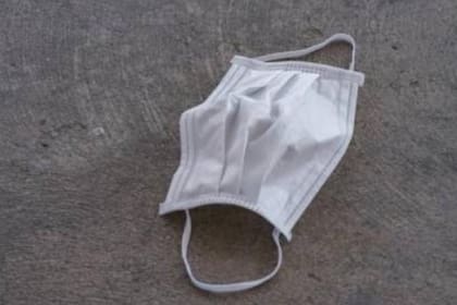 Las personas que no usen tapabocas en la provincia de Gresik debían ayudar a enterrar cuerpos