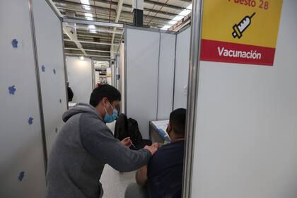 Las personas que quieran vacunarse en la Ciudad Autónoma de Buenos Aires pueden sacar turno o acudir a los centros de salud y quedar sujetos a disponibilidad de inmunizantes