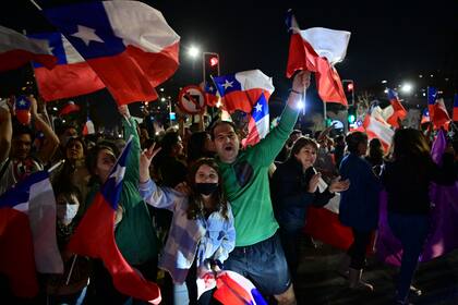 Las personas que rechazan el proyecto de nueva constitución celebran después de conocer los primeros resultados del referéndum, en Santiago, el 4 de septiembre de 2022