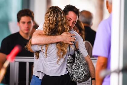 Las personas se abrazan mientras esperan noticias sobre familiares en el Centro Comunitario en Surfside al norte de Miami Beach, Florida