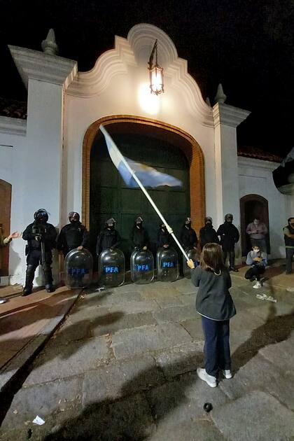 Las personas se abrieron y rodearon a la chica que se emocionó en medio de la situación.