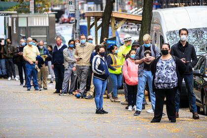 Las personas se alinean fuera de un sitio de prueba de Covid-19 en Nueva York el 11 de noviembre de 2020