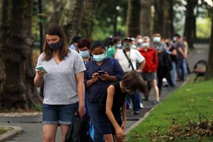 Las personas se alinean para hacerse una prueba de Covid-19 en el vecindario de Sunset Park, que ha experimentado un aumento en los casos de coronavirus en los últimos días, el 13 de agosto de 2020 en la ciudad de Nueva York