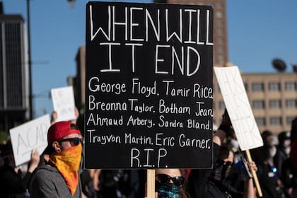 Las personas se manifiestan para pedir justicia por George Floyd y otras personas afrodescendientes que perdieron la vida por la brutalidad policial