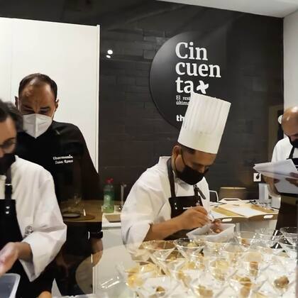 Las personas solo son asistentes de la máquina Thermomix, para emplatar o decorar los platos que el electrodoméstico prepara