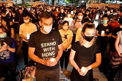 Las personas sostienen velas frente al Salón Conmemorativo de Chiang Kai-shek, también conocido como Plaza Libre, para conmemorar el 31 aniversario de la represión de la Plaza Tiananmen de 1989 en Taipei el 4 de junio de 2020