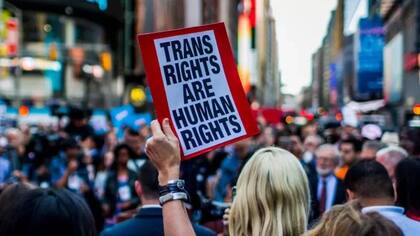 Las personas transgénero se sienten señaladas por mujeres que excluyen o niegan su identidad