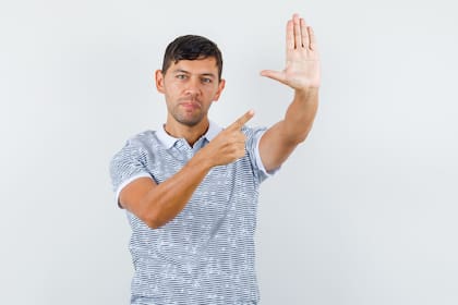 Las personas zurdas tienen ventajas en contextos competitivos, según un estudio