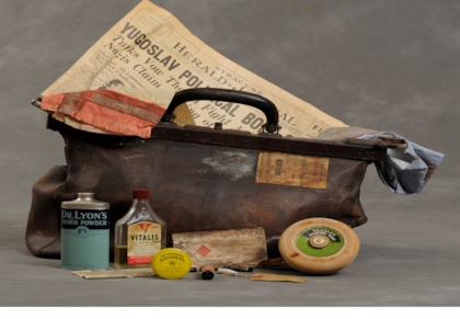 Las pertenencias encontradas en una de las 400 valijas