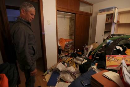 Las pertenencias personales en el piso y sobre una cama en la residencia de Roberto Marrero.