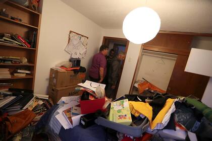 Las pertenencias personales en el piso y sobre una cama en la residencia de Roberto Marrero.