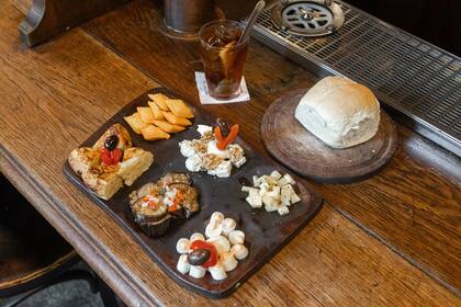Las picadas son sin dudas el fuerte del bar y el jamón crudo, el producto estrella