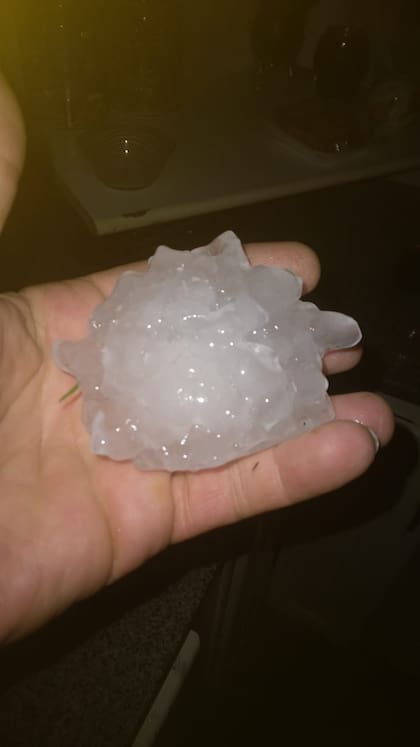 Las piedras de granizo de gran tamaño que cayeron anoche en Villa Mercedes.