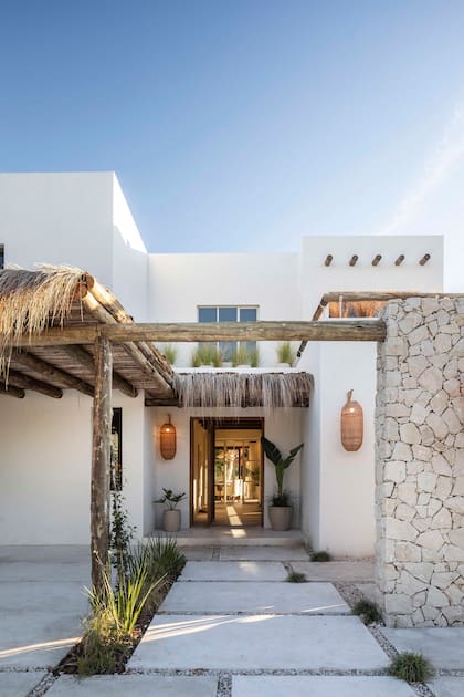 Las piedras Mar del Plata del frente fueron especialmente seleccionadas y su patio de ingreso, aporta privacidad frente a la calle y, al mismo tiempo, genera una visual armónica desde su interior.