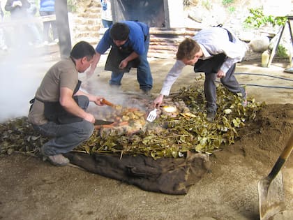Las piedras se cubren con arpillera y hojas de maqui.