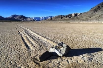 Las piedras se encuentran en un lago seco conocido como Racetrack Playa, que se ubica rodeado de montañas en el lado californiano del Valle de la Muerte