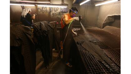 Las pieles de cocodrilo son teñidas en una curtiembre en la provincia de Samut Prakan