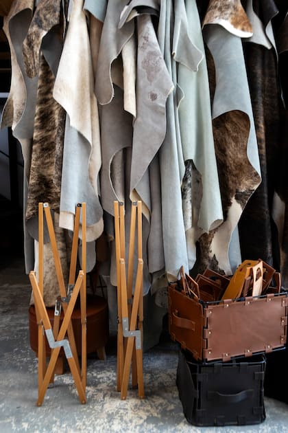 Las pieles naturales también forman parte de ciertas ediciones: cada una aporta un carácter único a las fundas.