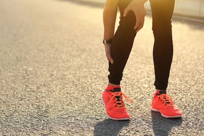 Los calambres se pueden prevenir llevando a cabo un estilo de vida saludable basado en el buen descanso y alimentación y la práctica regular y moderada de actividad física