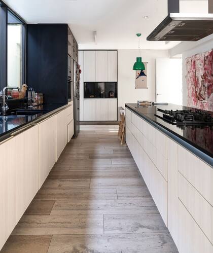 Las piezas de arte responden a la curaduría minuciosa de los dueños de casa.