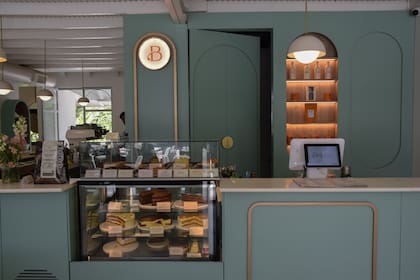 Las piezas de pastelería como tortas, budines, éclairs, scons y alfajores se exhiben en el mostrador