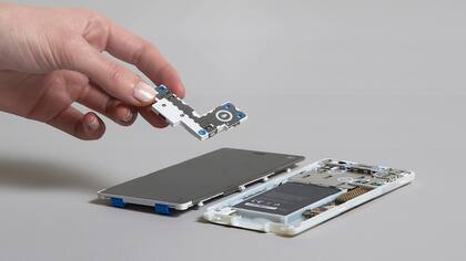 Las piezas del Fairphone 2 se desmontan con un destornillador
