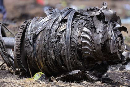 Las piezas del motor del avión se ven en la escena del accidente aéreo del vuelo ET 302 de Ethiopian Airlines, cerca de la ciudad de Bishoftu, al sureste de Addis Abeba, Etiopía, el 11 de marzo de 2019.