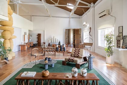 Las piezas más icónicas del diseñador y artista dispuestas en Mohaded Studio.