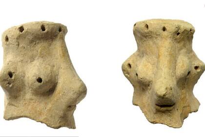 Las piezas miden unos cinco centímetros. Tienen ojos, nariz y orejas. La estética llama la atención por su estilo rudimentario. Fueron encontradas en el territorio que ocupaba el reino de Judá