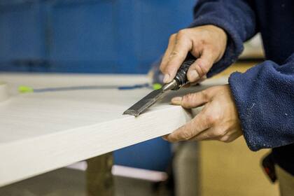 Las piezas que lo requieren son refiladas a mano para una terminación perfecta.