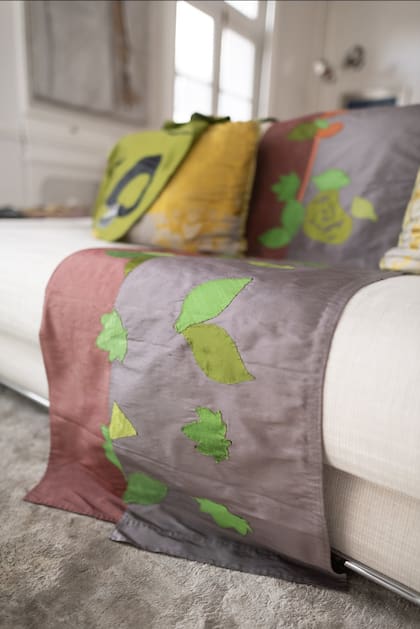 Las piezas textiles están cada vez más presentes en las bienales y exposiciones de arte, explica Caballero