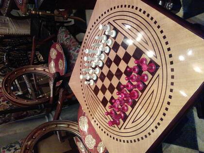 Las piezas y los tableros de ajedrez de marfil, el solitario chino y los dominós integran la oferta de juegos de alta gama en el mercado local, Fotos: katherine villavicencio