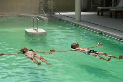 Las piletas del complejo Mar de Epecuén, con agua cálida y salada