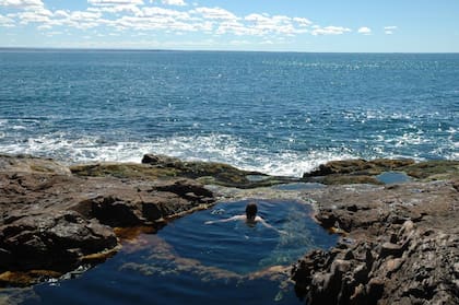 Las piletas naturales que se forman con el oleaje permiten un relax total