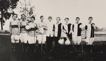 Las Pinguinas vs Estancia La Josefina; partido jugado en 1927 en la chacra Los Pinguinos, cerca de Ituzaingó, entre las hermanas Braun Menéndez y sus primas, las Campos Menéndez